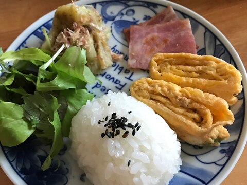 ごまおむすびと焼きなす、卵焼きの朝ごはん